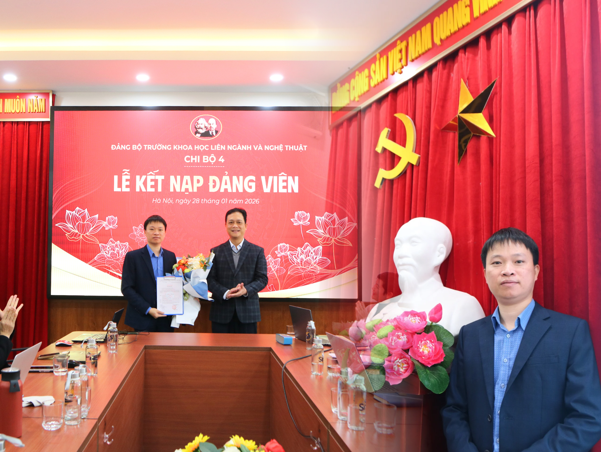 Lễ kết nạp Đảng viên Dương Văn Hào của chi bộ 4 - Đảng bộ Trường Khoa học liên ngành và Nghệ thuật